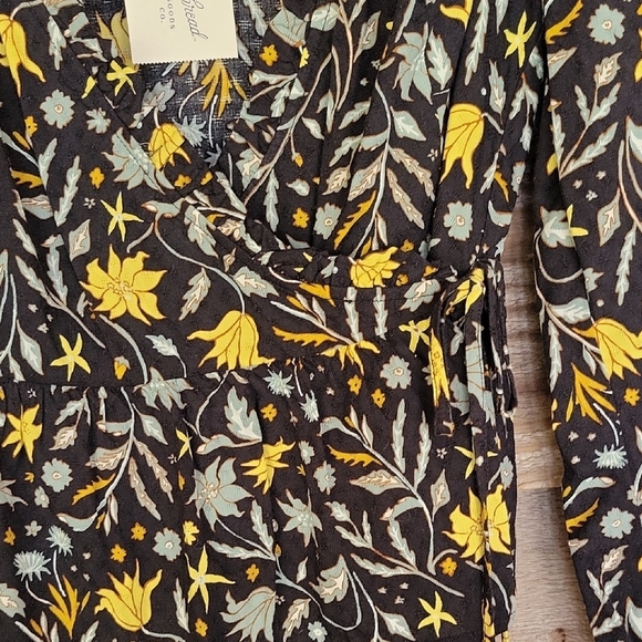NWT Universal Thread Size XSmall Black and Yellow Floral Wrap Top - Picture 2 of 4